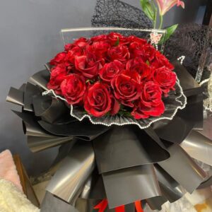 Box 15 colour Roses With green leaf